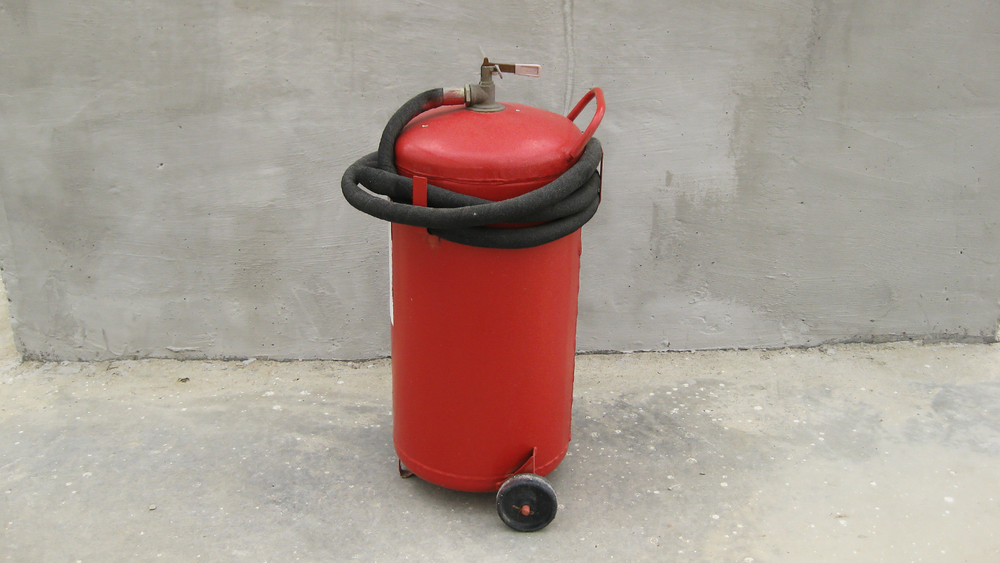 灭火器在初级炼油设备中的关键作用与正确使用